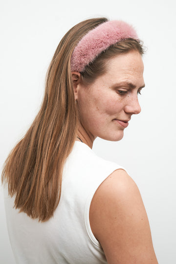Lyserød mink hårbøjle