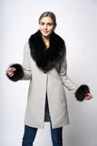 pelskrave i ræv ses sammen med grå frakke på en kvinde