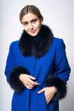 Sæt af mørkeblå pelskrave og pelsmanchetter med blå jakke set forfra