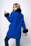 sorte pelsmanchetter i ræv på blå frakke